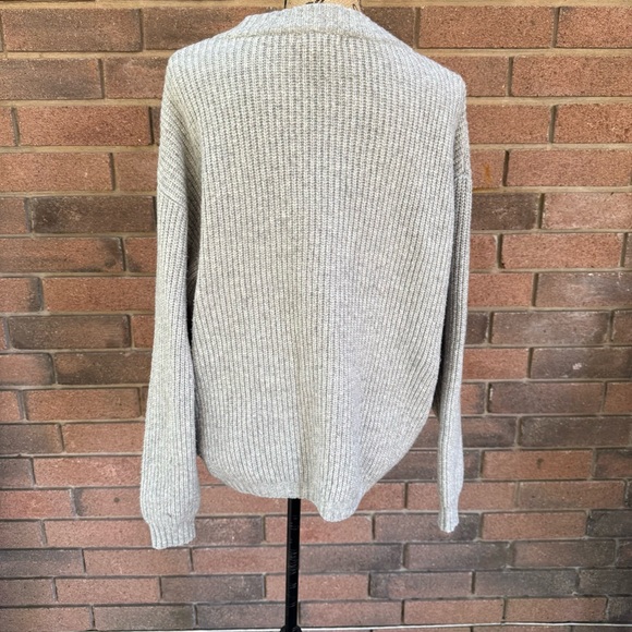 H&M Gray Cable Knit Crew Neck Sweater Size Medium - Picture 3 of 5